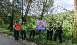 Awas, Jalur Maut Menanti! Polisi Pasang Banner Peringatan, Jangan Sampai Menyesal!​