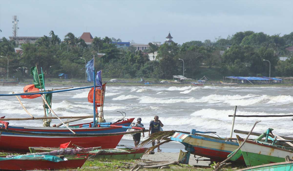 Waspada! Ombak Raksasa Mengancam Perairan Indonesia 18-21 Desember 2025!